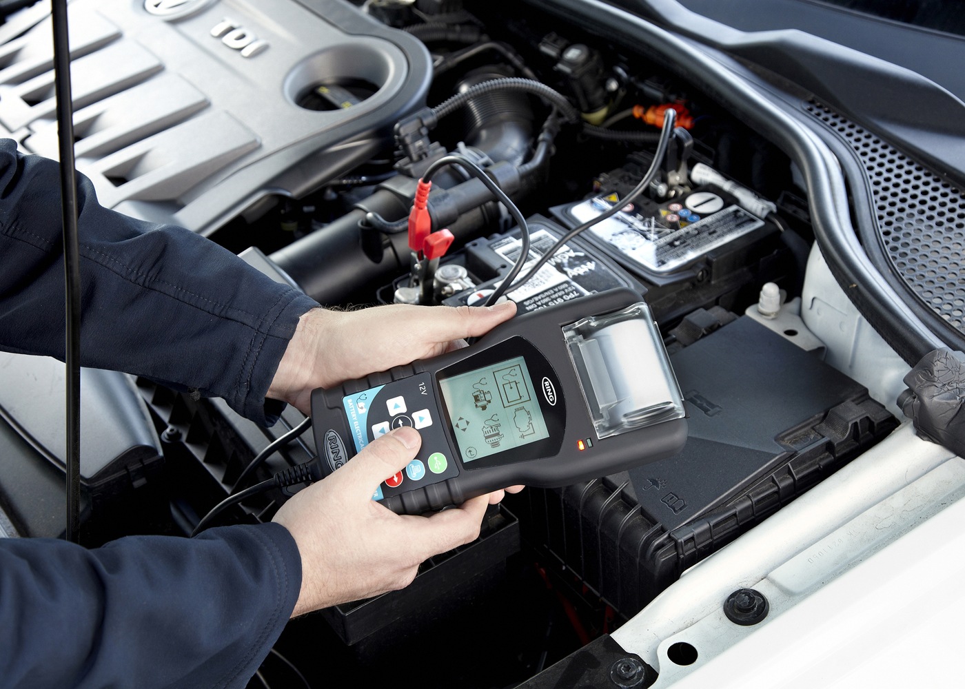 Зарядка аккумулятора борт для аккумулятора. Диагностирование аккумуляторной батареи автомобиля. Требуется проверка акб. Обслуживание автомобильного аккомулятор. Прибор проверки аккумуляторных батарей вр 360.