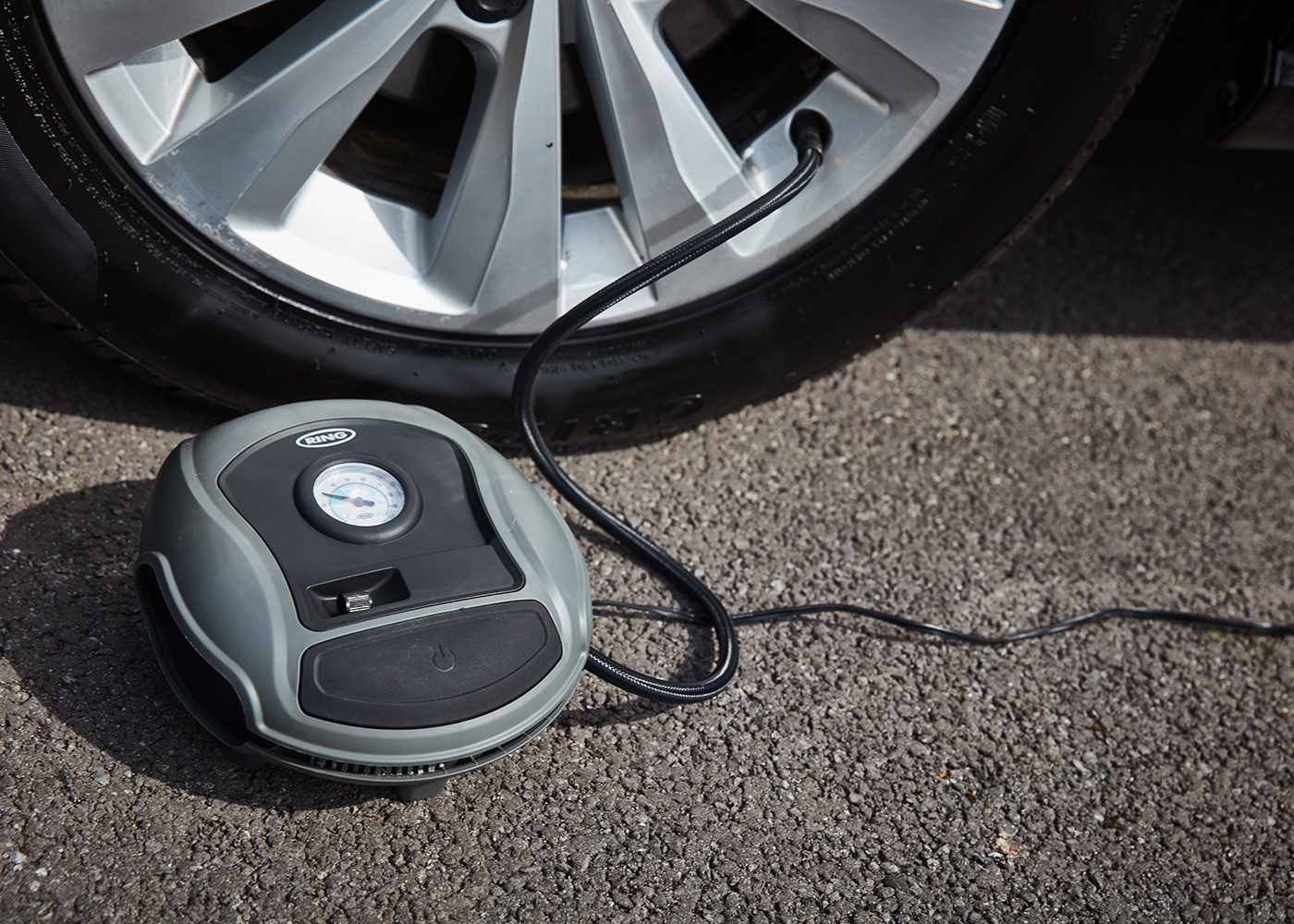 Analogue tyre inflator in use with car tyre